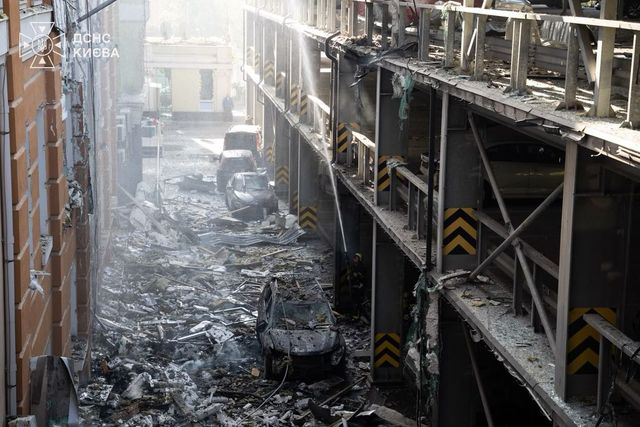 Numărul persoanelor care au murit în atacul rus asupra Kievului a crescut la două, iar alte 22 au fost rănite. Război în Ucraina, ziua 1673