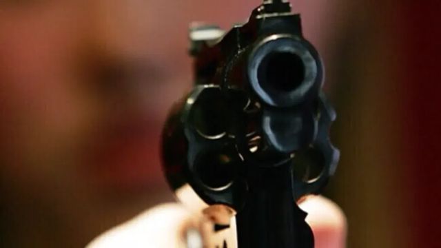 Mostra la pistola all'amico e lo ferisce accidentalmente, arrestato