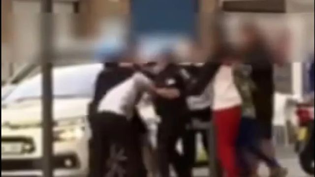 Agreden a dos policías locales en Granada y atacan el vehículo policial con un bate de béisbol