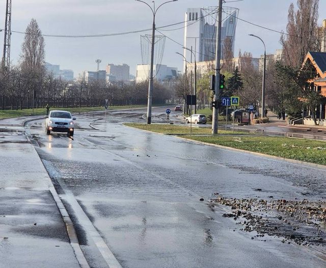 Defecțiune la o țeavă de apeduct de pe strada Albișoara din Chișinău. Furnizarea apei a fost sistată