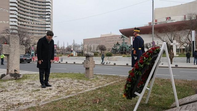 Nicușor Dan a depus o coroană de flori la Monumentul Revoluției din Piața Universității