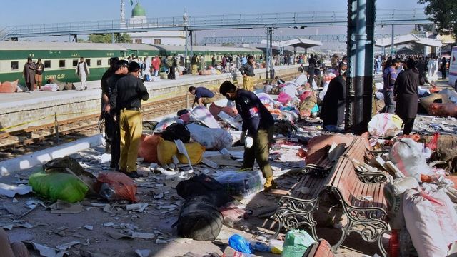 Al menos 24 muertos en un atentado en una estación de tren de Pakistán