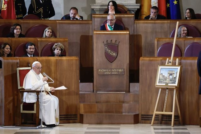 Il Papa in Campidoglio, 'Roma sia al servizio degli ultimi'