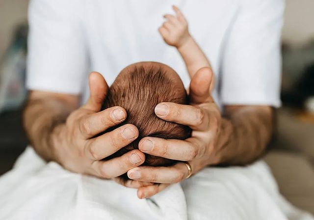 Mi bebé tiene aplanada la cabeza. ¿Es grave?