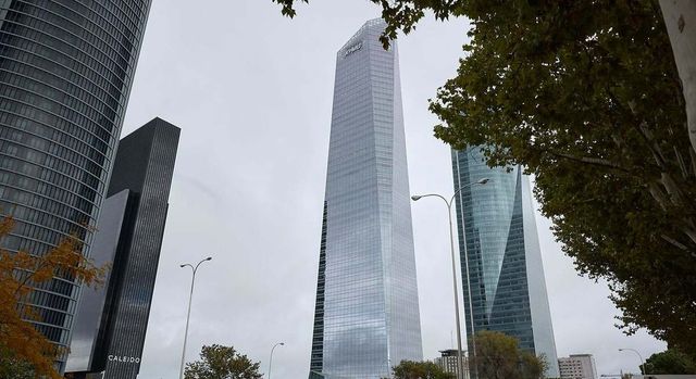 Un helicóptero se estrella contra la Torre de Cristal de Madrid