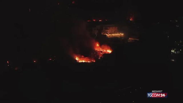 Divampano le fiamme in Costiera Amalfitana