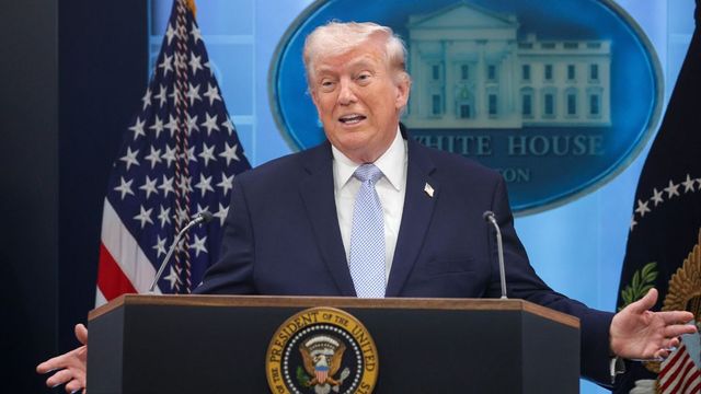 Megnyílik a Hormuzi-szoros, tűzszünetet kötött Iránnal Trump