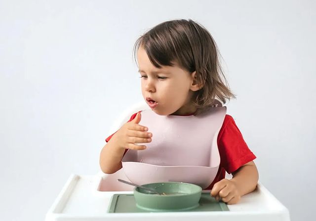Mueren más niños pequeños atragantados que en accidentes de tráfico: estos son los alimentos más peligrosos