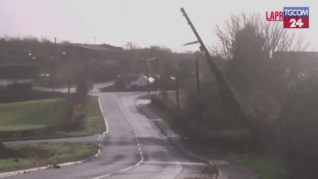 Tempesta Eowyn sull'Irlanda, a Dublino cancellati 230 voli