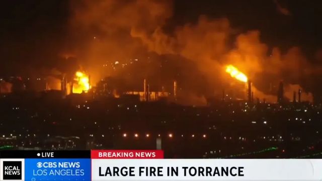 Noapte de foc la Los Angeles! Incendiul izbucnit la rafinăria Chevron a zguduit orașul
