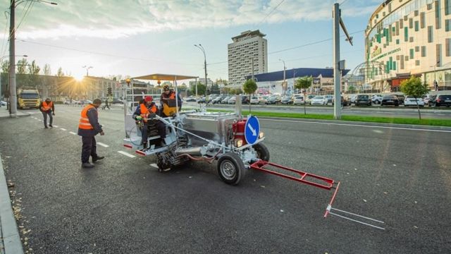 Pe strada Albișoara din Capitală se aplică marcaj rutier cu vopsea termoplastică
