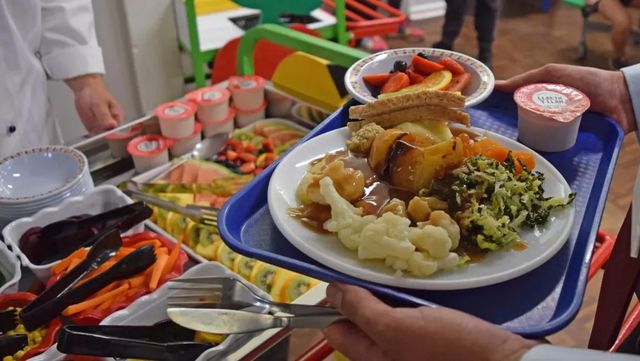 Instituțiile de învățământ asigură alimentația elevilor – meniuri model pentru 10 zile, aprobate