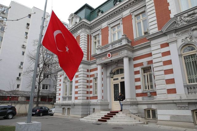 Ciolacu a semnat în Cartea de condoleanțe deschisă la Ambasada Republicii Turcia, în memoria victimelor