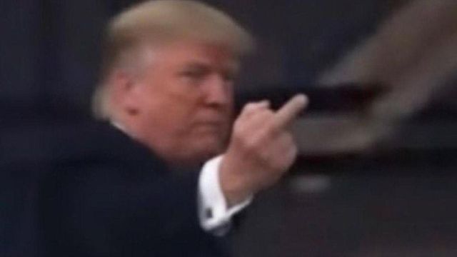 Trump risponde al contestatore, insulto e dito medio