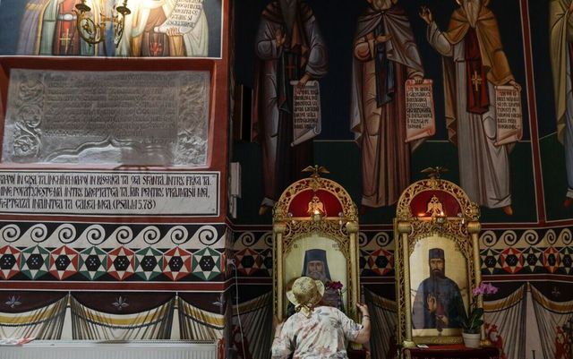 O infirmieră bolnavă de COVID-19 a plecat din spitalul din Bârlad și a mers la biserică, la slujba de duminică