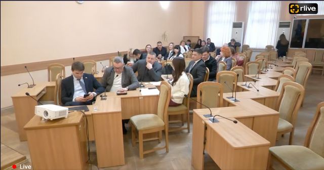 Consilierii municipali din Chișinău nu au ajuns să dezbată bugetul. PAS și PSRM au părăsit sala