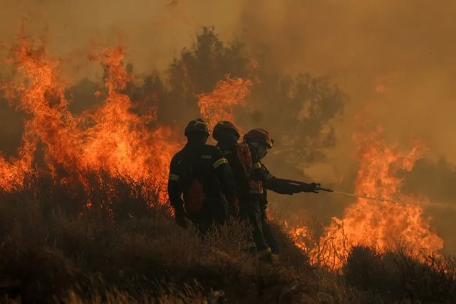 Incendii devastatoare în Grecia și Turcia, pe fondul caniculei. Doi pompieri și-au pierdut viața în Creta