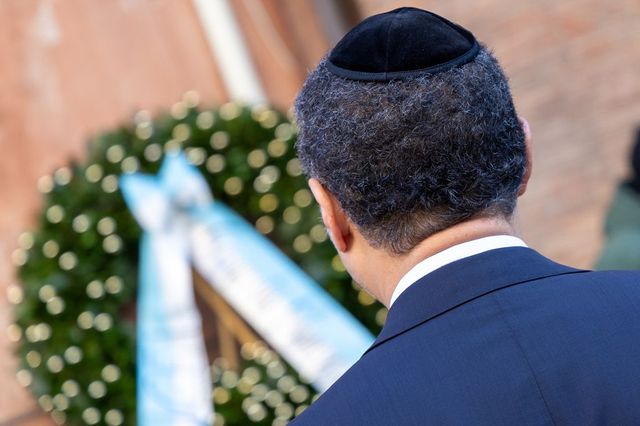 Meloni, condanniamo la complicità del regime fascista nelle persecuzioni