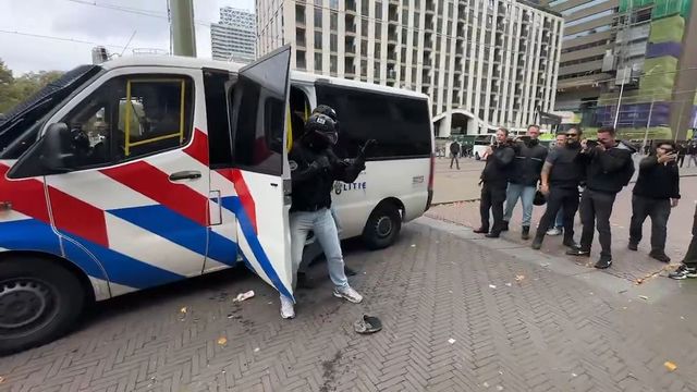 Proteste violente extremă dreaptă la Haga: tunuri cu apă