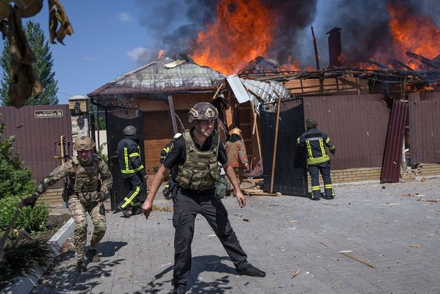 Forțele ucrainene încalcă legea internațională și pun în pericol civilii, arată un raport internațional