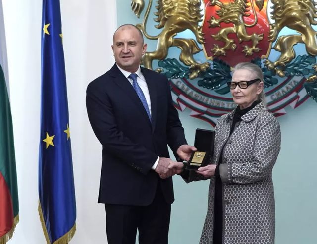 Президентът Румен Радев ще удостои с Почетен знак на президента актрисата Цветана Манева