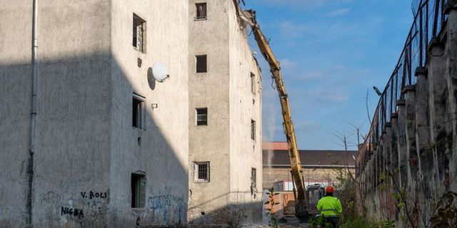 Elkezdték bontani az egyik épületet a Hős utcai telepen