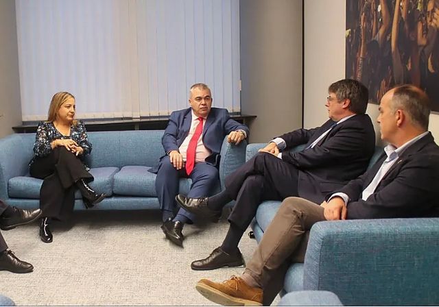 La justicia deja a Puigdemont sin interlocutores en el PSOE