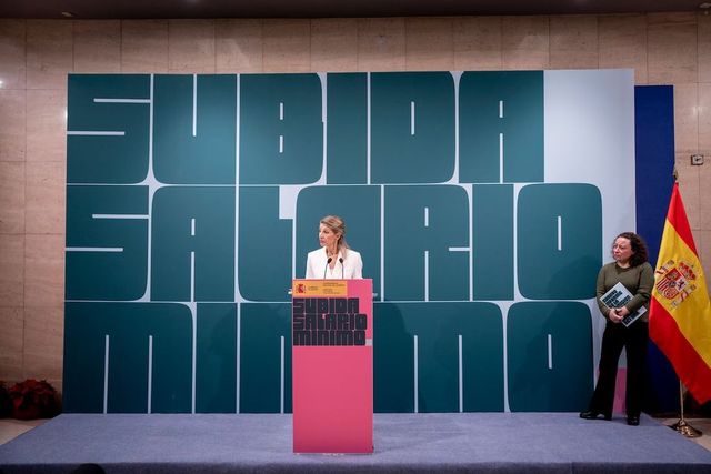 Trabajo y los sindicatos acuerdan subir el salario mínimo a 1.221 euros con el rechazo de la patronal