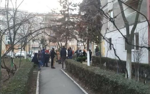 Patru etaje ale unui bloc din Pitești, evacuate după ce un bărbat a găsit o grenadă în balcon