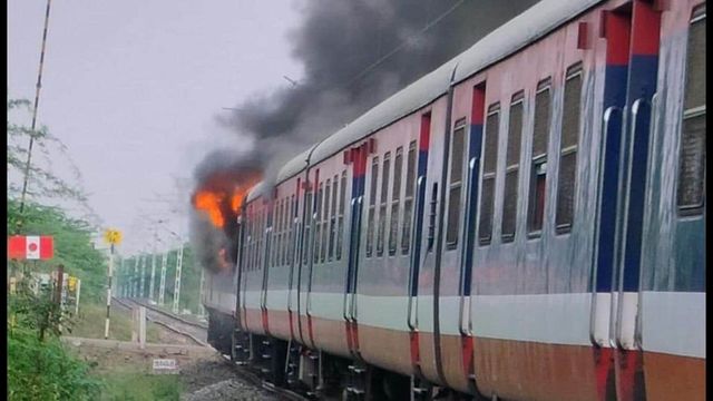 Five coaches of Ashti to Ahmednagar train catches fire, no casualties reported