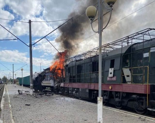 Zelensky, 'attacco russo su stazione, decine di feriti'