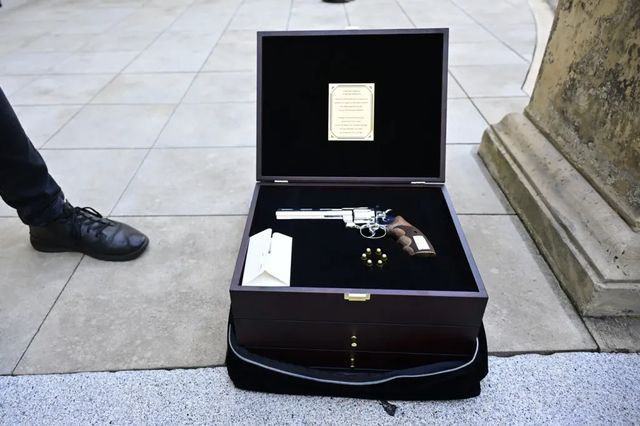 Ce vrea Nicușor Dan să facă cu pistolul primit cadou de la Erdogan