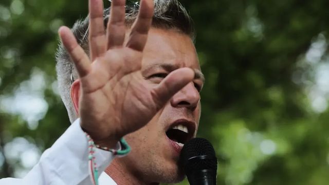 Tűzoltóautóról szereltek fel Magyar Pétert lejárató kampányplakátot Debrecenben