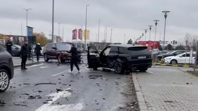 Accident cu 4 masini in parcarea mall din Capitala