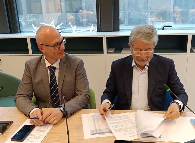 Firma definitiva contratto medici, 491 euro aumento lordo mensile da marzo