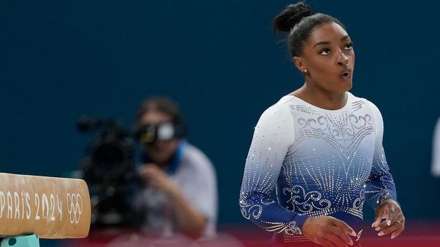 Simone Biles se cae y termina quinta en la barra de equilibrio