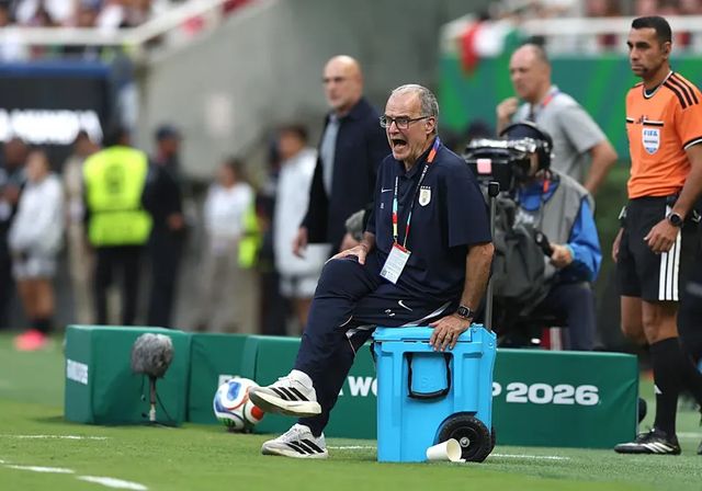 Bielsa se despide fiel a sí mismo: sentado sobre su nevera y con un polémico cambio de Valverde
