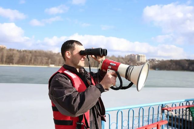 Două minore, salvate de la înec după ce au căzut sub gheața lacului din Valea Trandafirilor