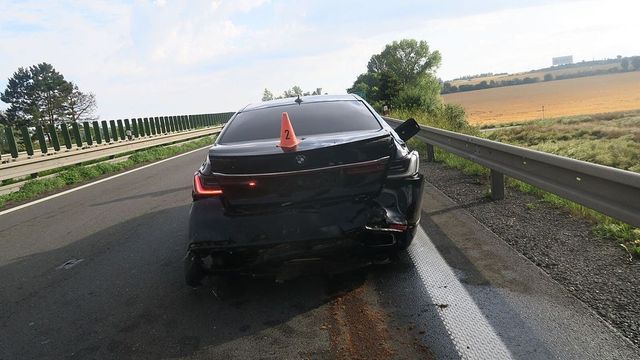 Hromadná nehoda v husté mlze na D35: zemřel řidič dodávky