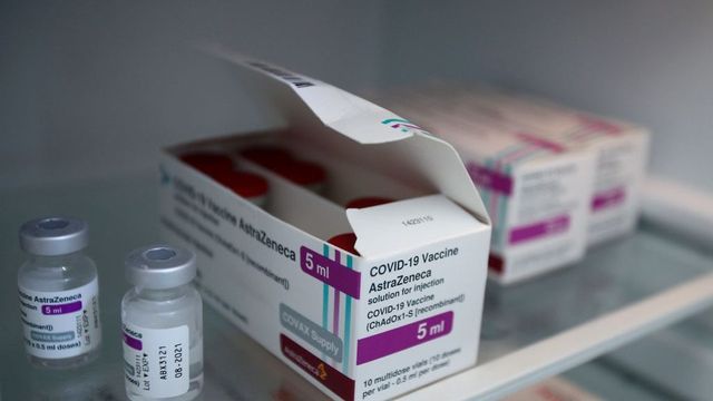 AstraZeneca admite que su vacuna contra el Covid-19 puede provocar efectos secundarios como la trombosis