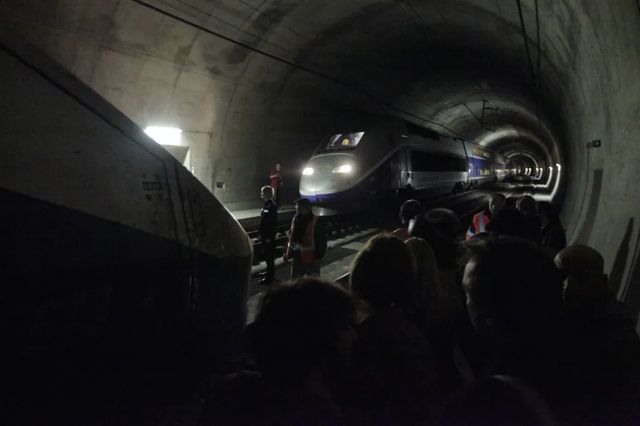 Parisul lovit de o pană de curent care a oprit metroul, joi dimineață