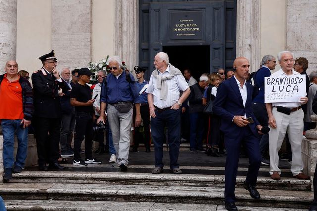 Funerali Luca Giurato, applausi all’arrivo del feretro alla Chiesa degli Artisti