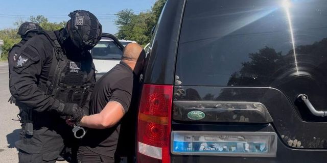 Patru membri activi, parte a două organizații criminale, reținuți pentru șantaj