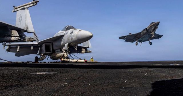 Un petrolier, lovit în Strâmtoarea Ormuz. Iranul anunță atacuri asupra bazelor americane din Bahrain și Kuweit