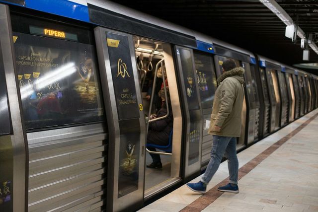 Plata cu cardul bancar la turnicheții de acces la metrou ar putea fi suspendată