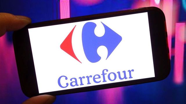 Frații Pavăl, care dețin Dedeman, vor să preia magazinele Carrefour din România