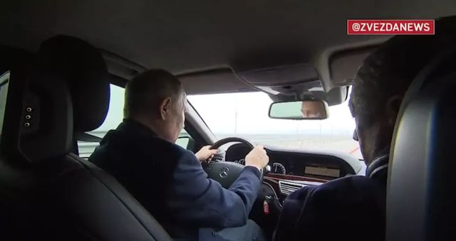 Putin a condus pe podul din Crimeea, redeschis pentru traficul rutier după explozia din octombrie