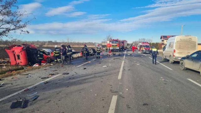 Două TIR-uri s-au făcut praf pe Drumul Morții E85, la Secuieni, Neamț. Camioanele s-au ciocnit frontal, traficul e blocat total