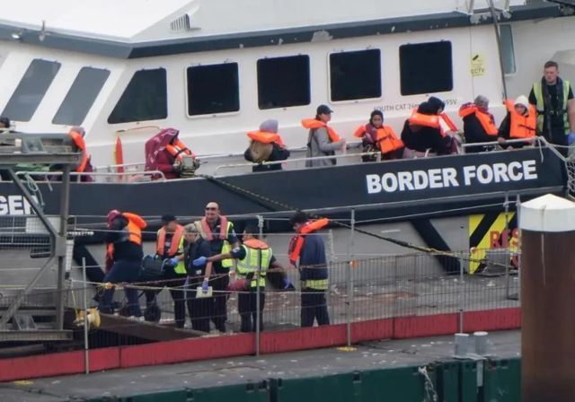 El Reino Unido arresta a los primeros migrantes que deportará a Francia