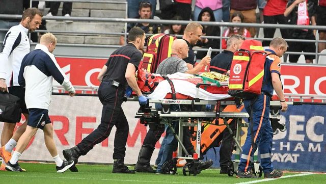 Un jugador del Lille, trasladado al hospital tras recibir un fuerte golpe en la cabeza